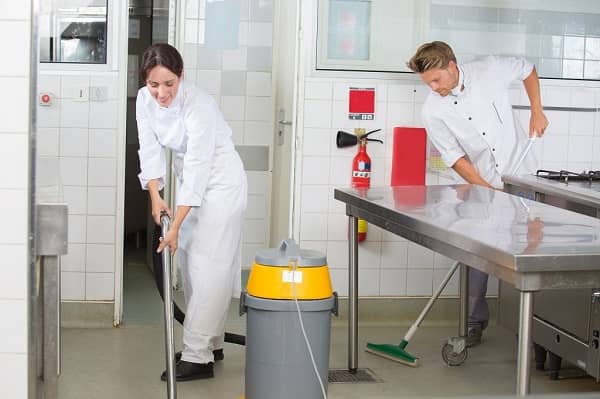 Nghiêm túc thực hiện các công tác dọn dẹp vệ sinh nhà bếp thường xuyên.